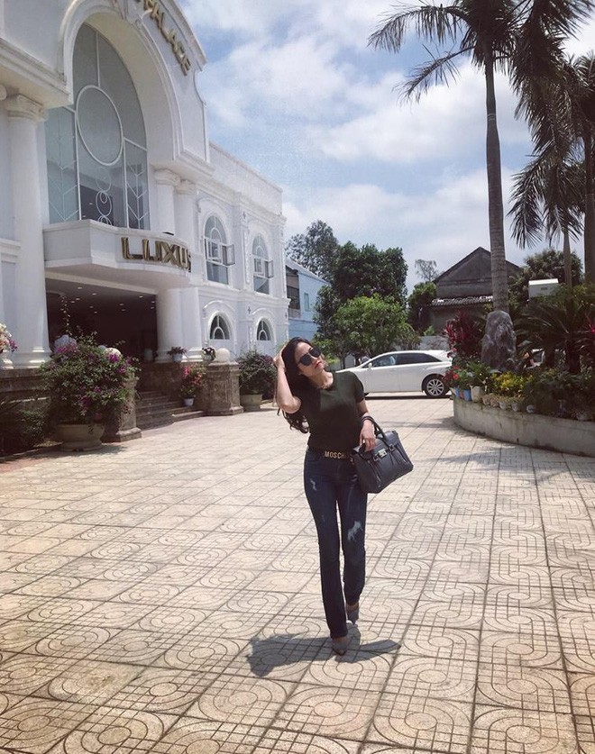 Lúc có bầu tăng 30kg, rụng trụi cả lông mày, cách mẹ trẻ này lột xác sau sinh khiến chị em trầm trồ kinh ngạc