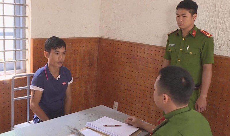 Nghe vợ bị đánh, chồng cầm dao đi trả thù