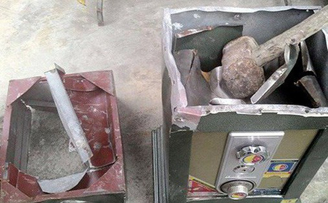 Nửa đêm, 2 tên trộm vào tận nhà khiêng két sắt ra đồng đục phá két