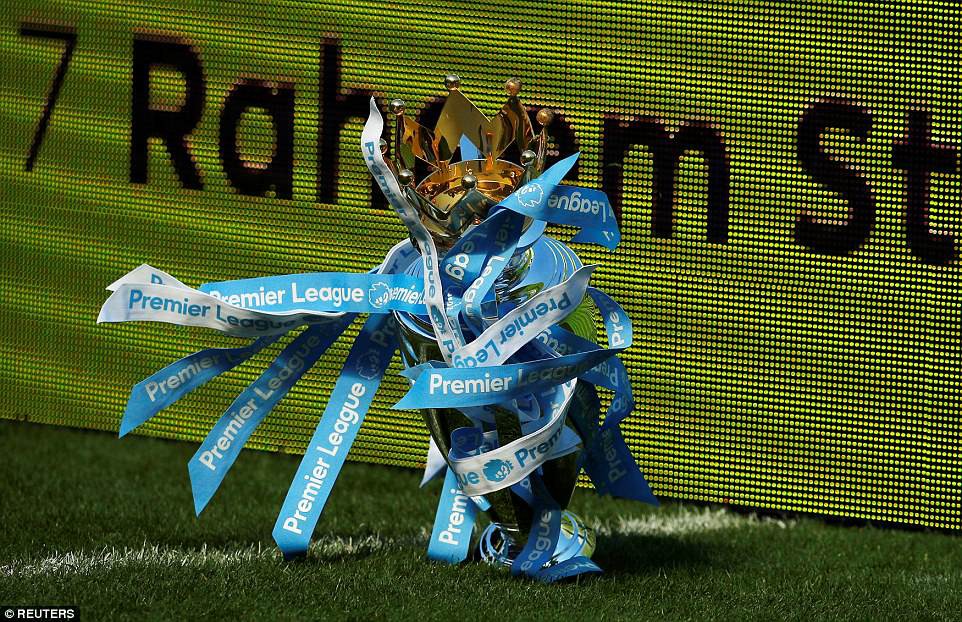 Hài hước cảnh cầu thủ Man City làm rơi Cúp vô địch Premier League