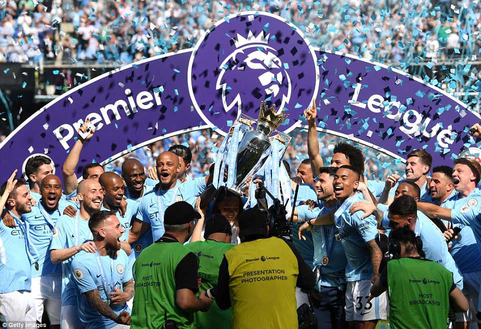 Hài hước cảnh cầu thủ Man City làm rơi Cúp vô địch Premier League
