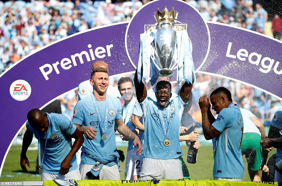 Hài hước cảnh cầu thủ Man City làm rơi Cúp vô địch Premier League