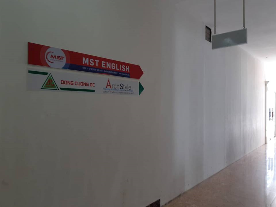 MST English tháo dỡ biển hiệu sau vụ cô giáo chửi học viên óc lợn