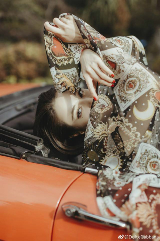 Bất chấp ồn ào có đại gia chống lưng, mỹ nữ Tân Cương ngày càng đắt show