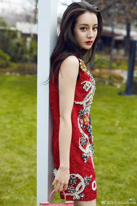 Bất chấp ồn ào có đại gia chống lưng, mỹ nữ Tân Cương ngày càng đắt show