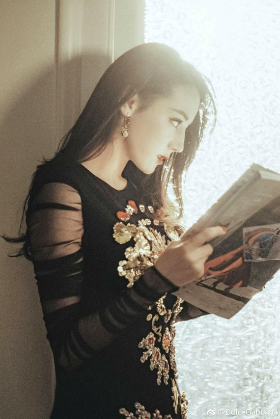 Bất chấp ồn ào có đại gia chống lưng, mỹ nữ Tân Cương ngày càng đắt show