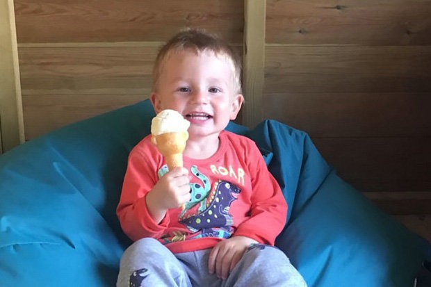 Con trai khóc thét rồi nôn mửa mỗi lần ngồi xe hơi, đến 2 năm sau người mẹ mới phát giác là do nguyên nhân kinh khủng này