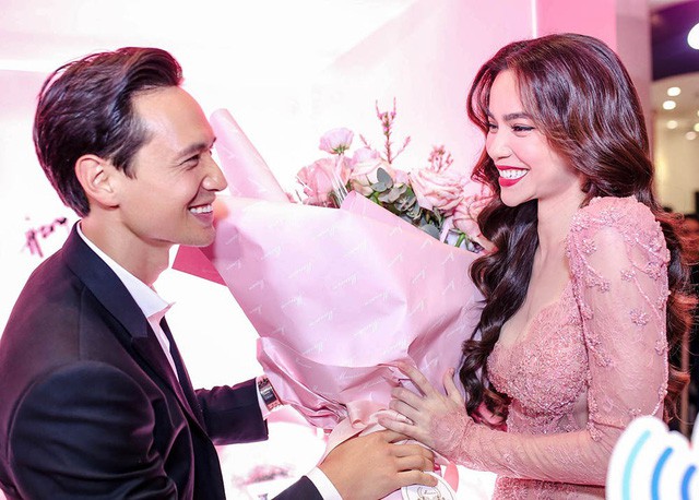 Hà Hồ - Kim Lý ngày càng lộ rõ nét phu thê trên gương mặt