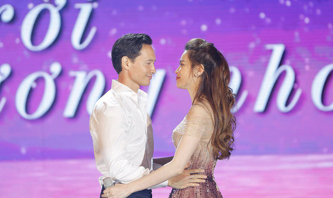 Hà Hồ - Kim Lý ngày càng lộ rõ nét phu thê trên gương mặt