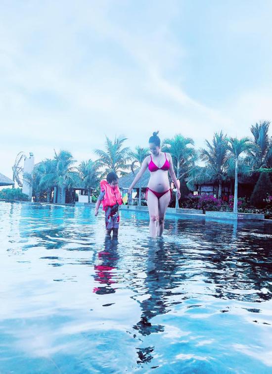 Khánh Thi khoe bụng bầu 8 tháng, cùng chồng con đi biển trước ngày sinh em bé thứ 2 Khánh Thi khoe bụng bầu 8 tháng, cùng chồng con đi biển trước ngày sinh em bé thứ 2