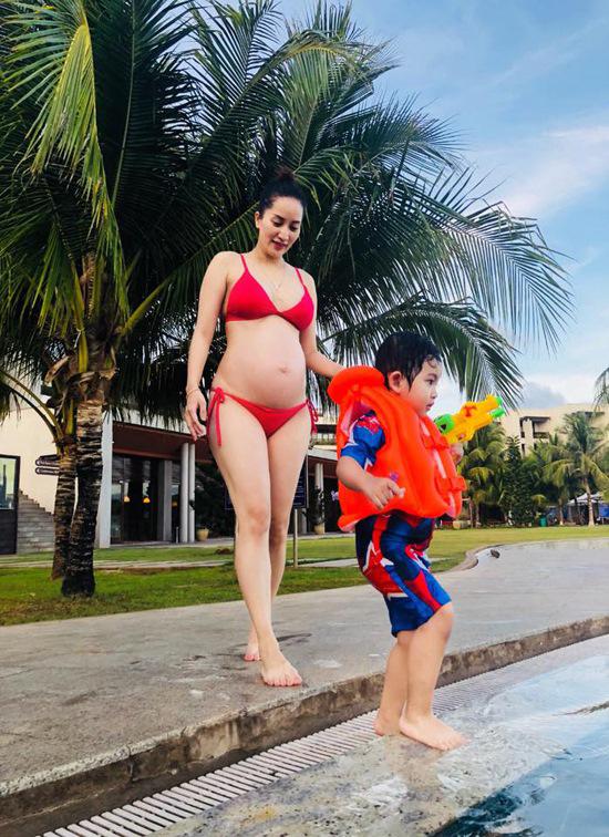 Khánh Thi khoe bụng bầu 8 tháng, cùng chồng con đi biển trước ngày sinh em bé thứ 2 Khánh Thi khoe bụng bầu 8 tháng, cùng chồng con đi biển trước ngày sinh em bé thứ 2