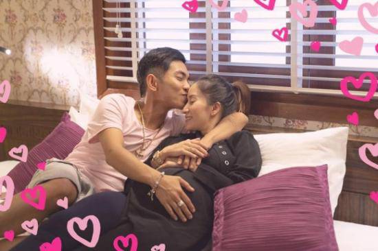 Khánh Thi khoe bụng bầu 8 tháng, cùng chồng con đi biển trước ngày sinh em bé thứ 2