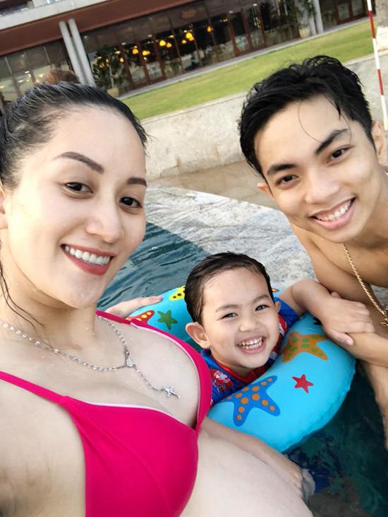 Khánh Thi khoe bụng bầu 8 tháng, cùng chồng con đi biển trước ngày sinh em bé thứ 2