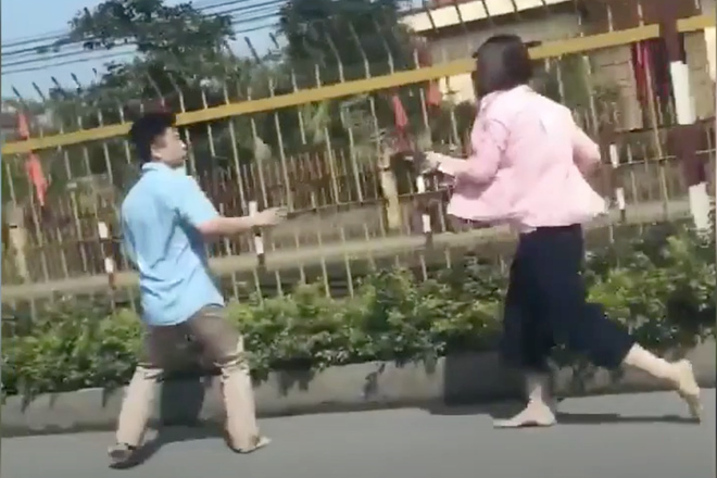 Cặp đôi xô xát giữa đường, cô gái rút luôn guốc chống trả khiến bạn trai chạy mất dép
