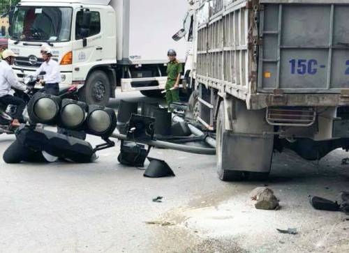 Xe tải ủi bay bốt gác CSGT, đâm xe máy khiến một người chết