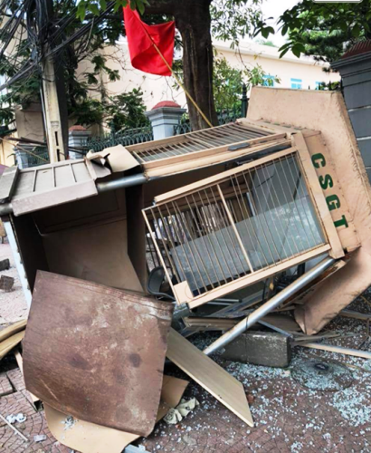 Xe tải ủi bay bốt gác CSGT, đâm xe máy khiến một người chết