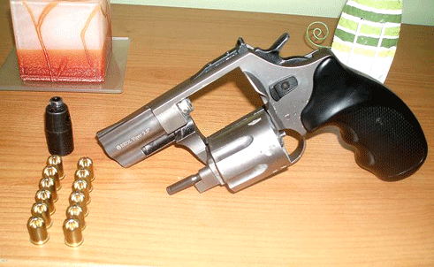 Mâu thuẫn do đậu xe, súng công an xã phát nổ làm 1 người bị thương