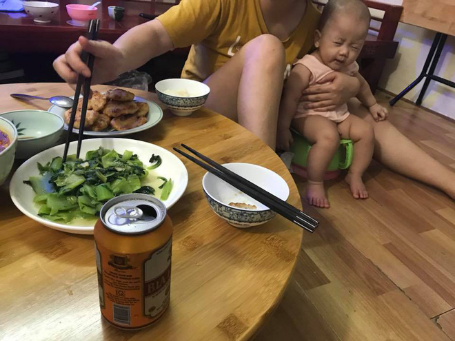 Tâm thư gửi các đôi còn son rỗi của ông bố một nách 2 con viết khi bố ăn cơm, con ngồi bô gây sốt mạng