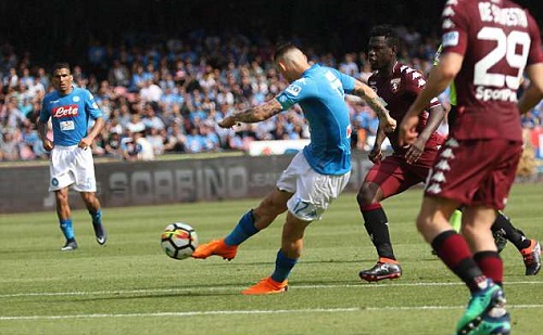 Napoli tự bắn vào chân, Juventus chạm một tay vào scudetto