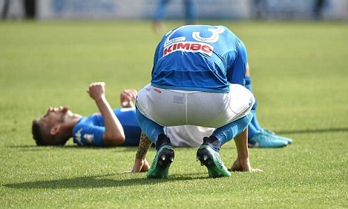 Napoli tự bắn vào chân, Juventus chạm một tay vào scudetto