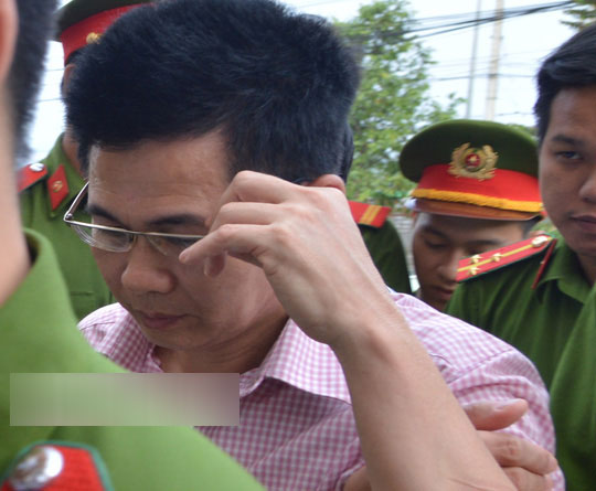 Bị cáo nằm viện, phiên tòa xử vụ chủ Facebook chống tham nhũng bị hoãn