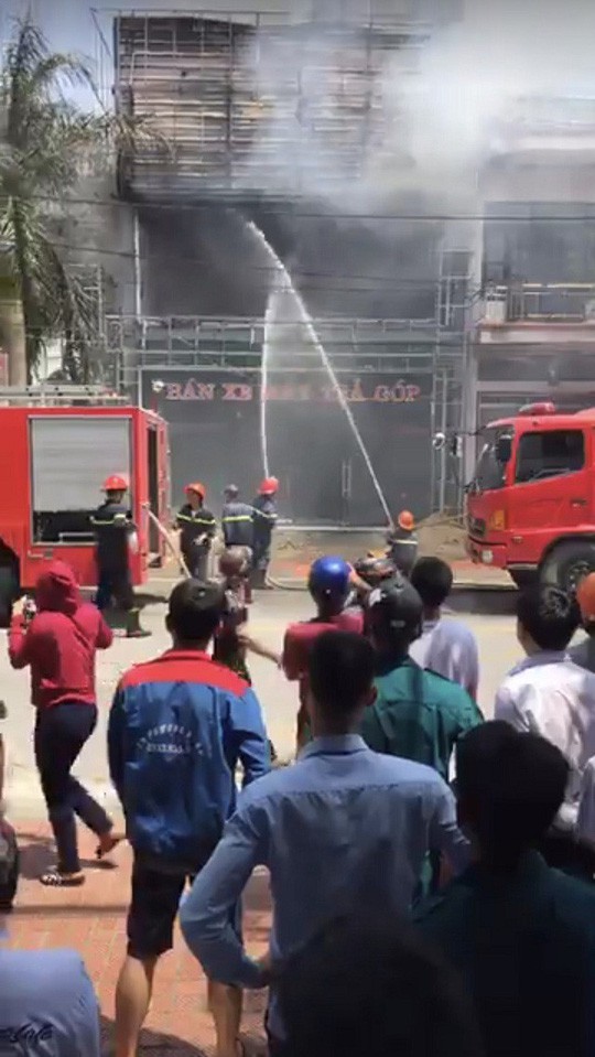 Siêu thị điện máy bốc cháy ngùn ngụt dưới trời nắng nóng