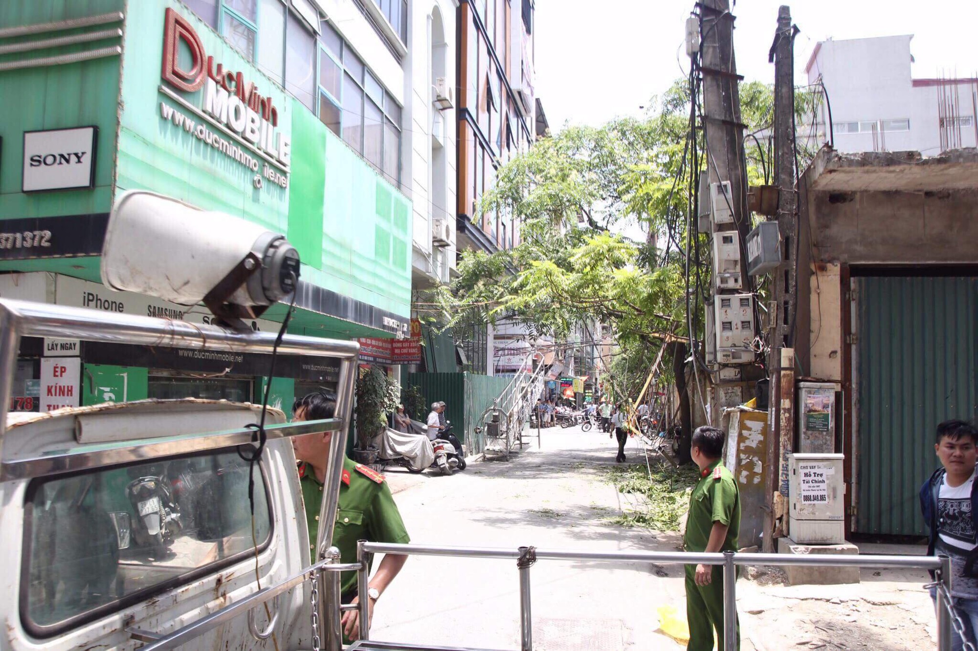 Hà Nội: Đang ngồi uống nước, 2 người bị cáp giàn cẩu đứt, rơi trúng trọng thương