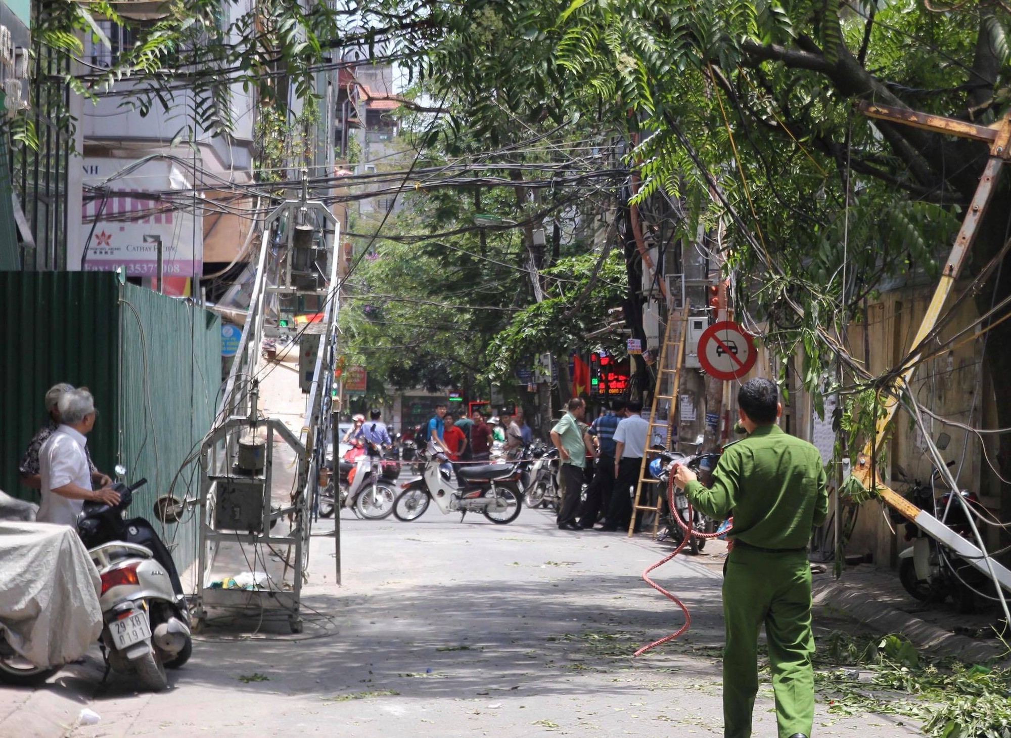 Hà Nội: Đang ngồi uống nước, 2 người bị cáp giàn cẩu đứt, rơi trúng trọng thương