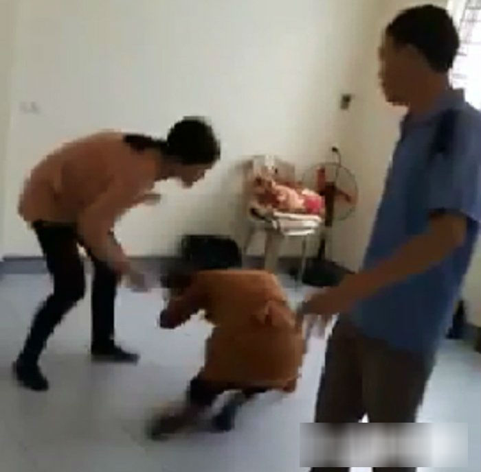 Clip: Chồng bị lôi kéo, vợ tìm tận nơi đánh sấp mặt trưởng nhóm Hội Thánh Đức Chúa Trời Mẹ