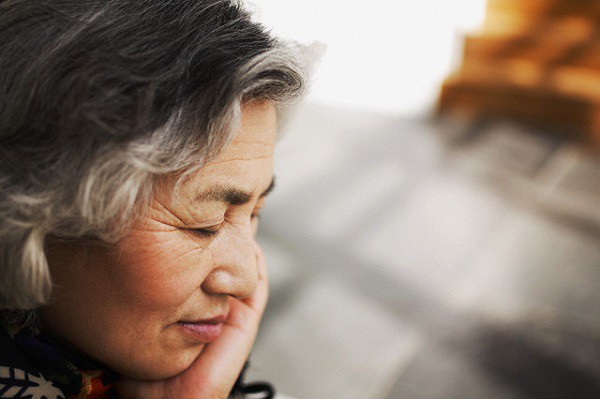 Nhìn cách chị gái đối xử với mẹ chồng, tôi cảm thấy xấu hổ thay cho chính chị