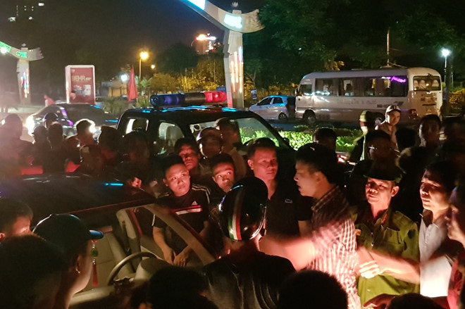 Tài xế ôtô bị dân vây đánh sau khi gây tai nạn liên hoàn