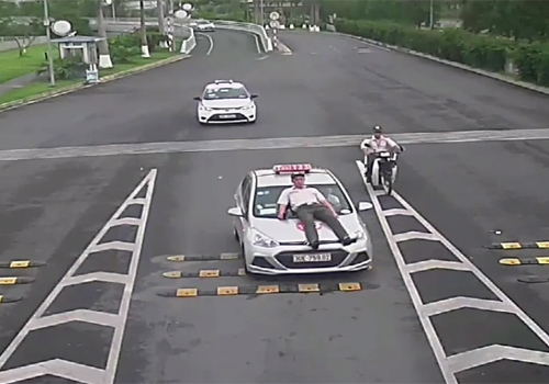 Taxi đâm nhân viên an ninh hàng không hoạt động chui ở Hà Nội