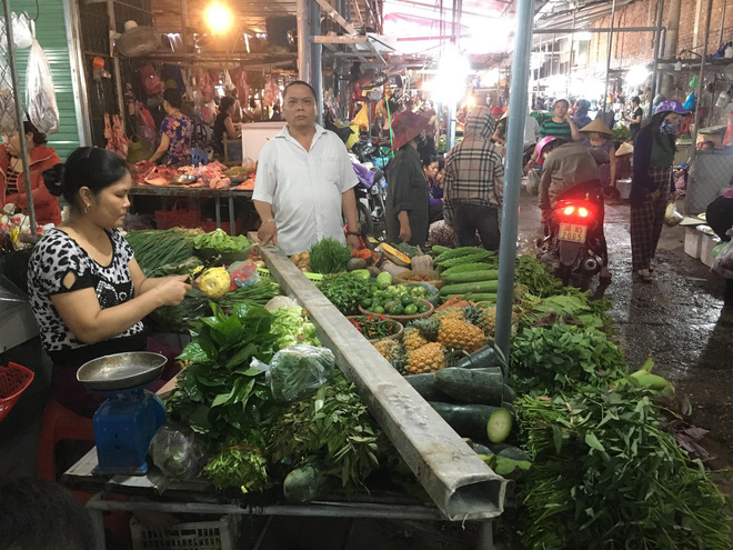 Hàng chục tiểu thương hoảng hốt bỏ chạy khi thanh sắt rơi xuống chợ