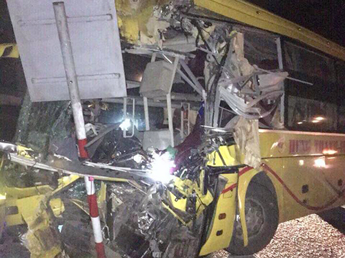 Ôtô khách tông xe container, 2 người chết, 14 người bị thương