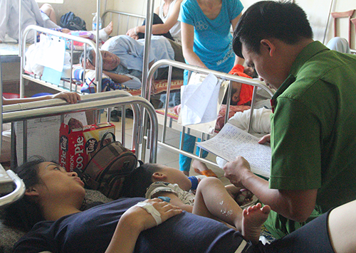 Ôtô khách tông xe container, 2 người chết, 14 người bị thương