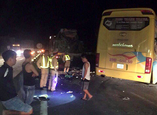 Ôtô khách tông xe container, 2 người chết, 14 người bị thương