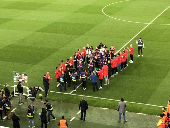 Real không xếp hàng chào tân vương, Barca gọi nhân viên ra thay thế