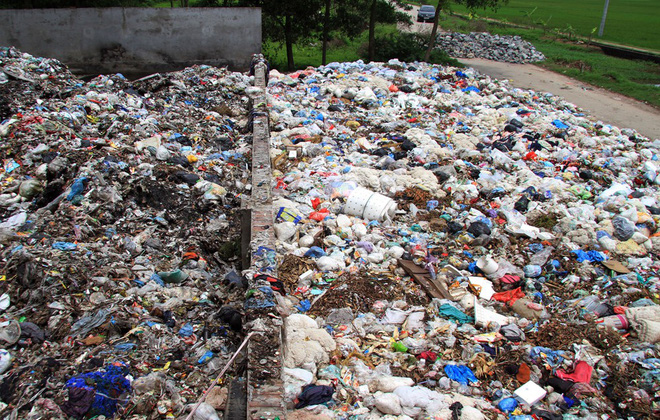 Hà Nội: Dân dựng lều, chặn đường ngăn xe đưa rác vào bãi tập kết gây ô nhiễm