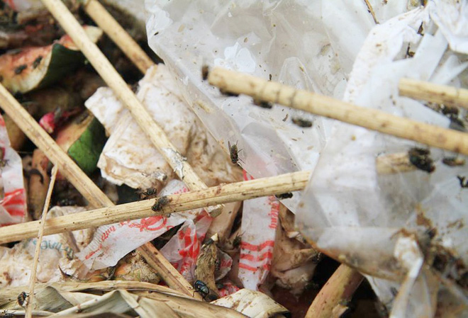 Hà Nội: Dân dựng lều, chặn đường ngăn xe đưa rác vào bãi tập kết gây ô nhiễm