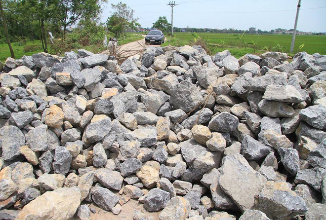 Hà Nội: Dân dựng lều, chặn đường ngăn xe đưa rác vào bãi tập kết gây ô nhiễm