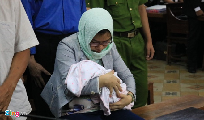 Bị cáo ôm con mới sinh đến phiên xử Hứa Thị Phấn