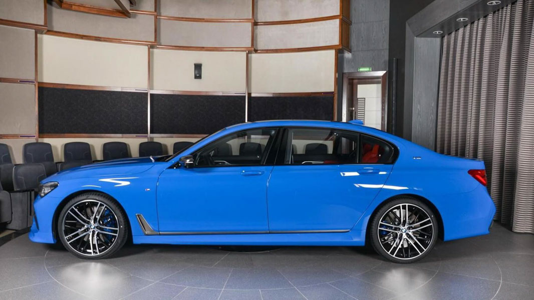 Hàng độc BMW M760Li với màu sơn Xanh Dương tại Abu Dhabi Hàng độc BMW M760Li với màu sơn Xanh Dương tại Abu Dhabi