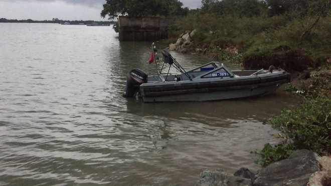 TP.HCM: Hai nữ sinh cấp 2 ra sông rửa tay rồi chết đuối, bố mẹ oà khóc lúc nhận thi thể