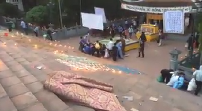 Sở văn hóa thể thao Hà Nội vào cuộc vụ hàng chục người dân hôi đồ cúng, cướp lộc ở chùa Hương