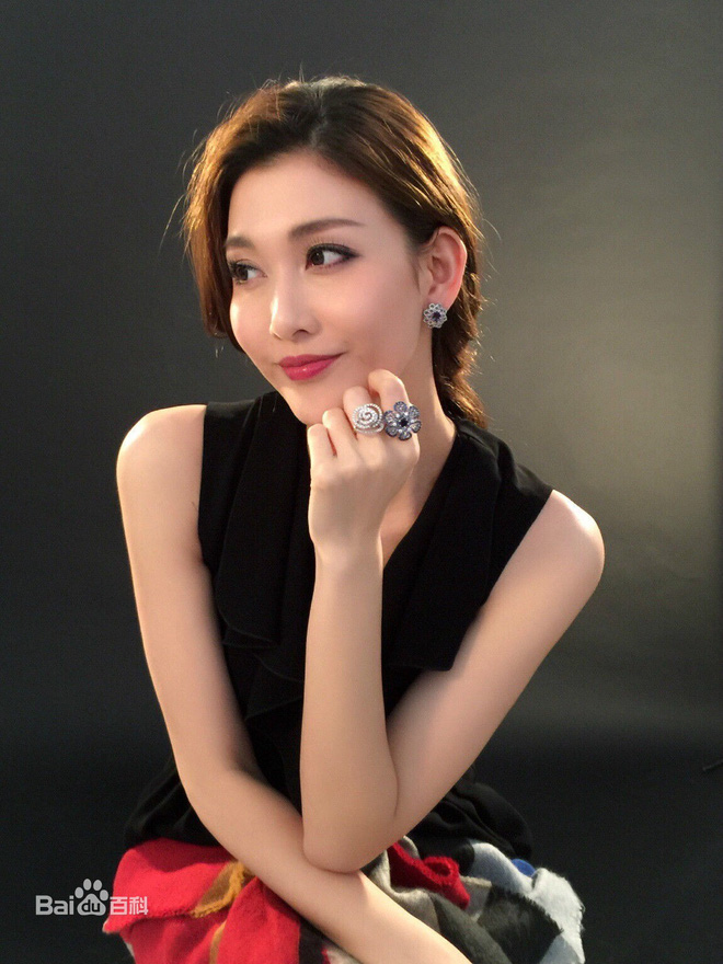 Phận đời buồn của người đẹp Hồng Kông từng bị ép quy tắc ngầm với sếp, giờ đây bán quần áo mưu sinh