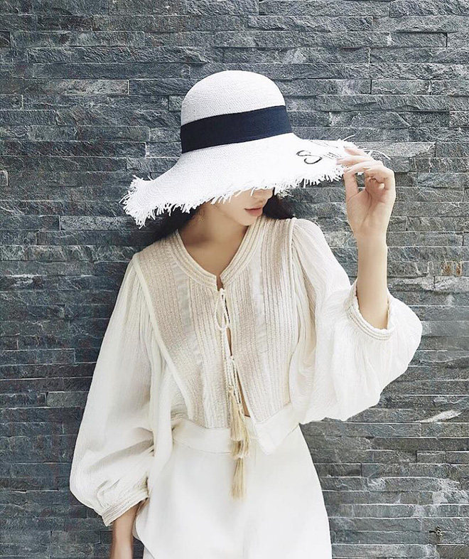 Học sao Việt cách chọn và kết hợp mũ cói sao cho thật duyên dáng khi diện cùng trang phục hè