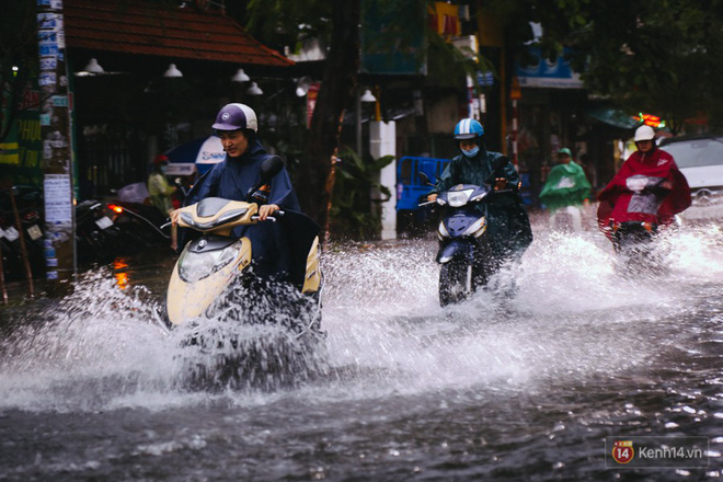 Phụ huynh ẵm bồng con nhỏ, bì bõm lội nước về nhà sau cơn mưa lớn ở Sài Gòn Phụ huynh ẵm bồng con nhỏ, bì bõm lội nước về nhà sau cơn mưa lớn ở Sài Gòn