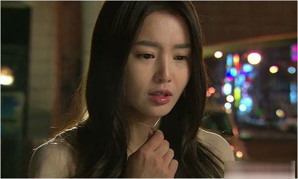 Sự xuất hiện bất ngờ của một gã đàn ông lạ mặt ở phòng sinh khiến chồng ngã ngửa về cô vợ ngoan của mình