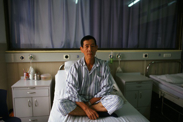 Nhìn ông nằm bên cạnh bà, cả nhà tôi đều không cầm được nước mắt