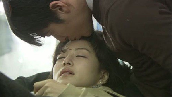 Nhìn ông nằm bên cạnh bà, cả nhà tôi đều không cầm được nước mắt